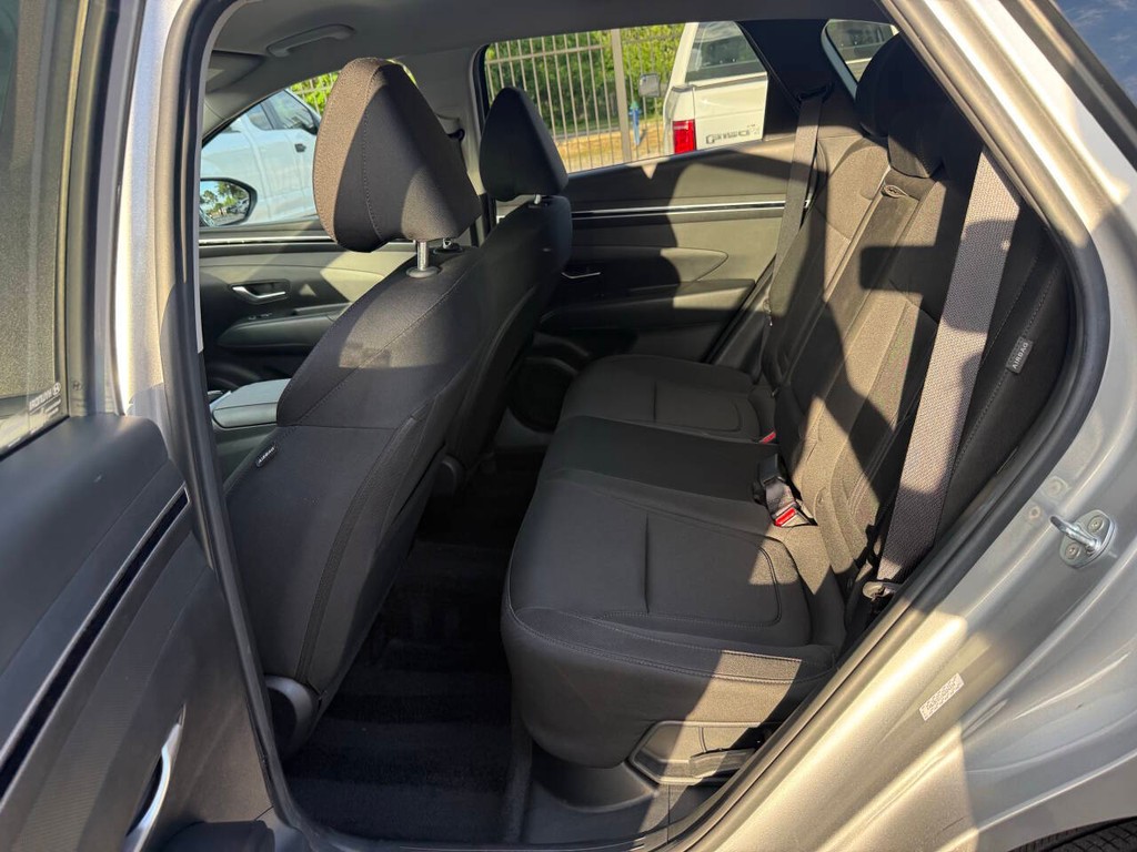 Hyundai Tucson Hybrid Vehicle Full-screen Gallery Image 13
