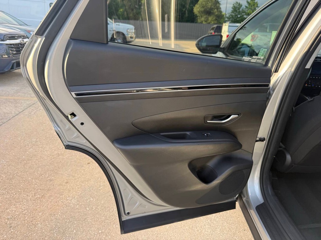 Hyundai Tucson Hybrid Vehicle Full-screen Gallery Image 14