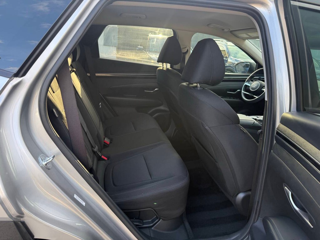 Hyundai Tucson Hybrid Vehicle Full-screen Gallery Image 15