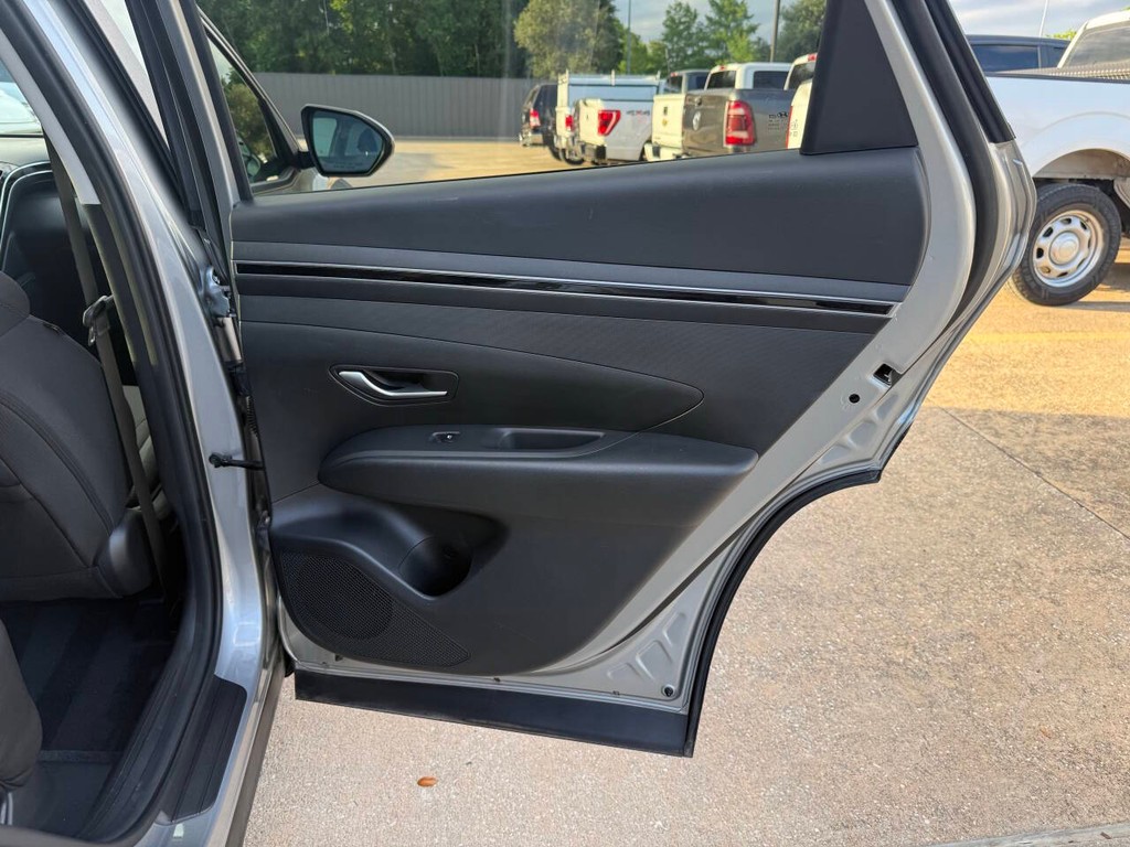 Hyundai Tucson Hybrid Vehicle Full-screen Gallery Image 16