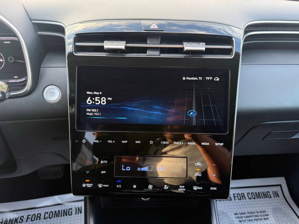 Hyundai Tucson Hybrid Vehicle Full-screen Gallery Image 24