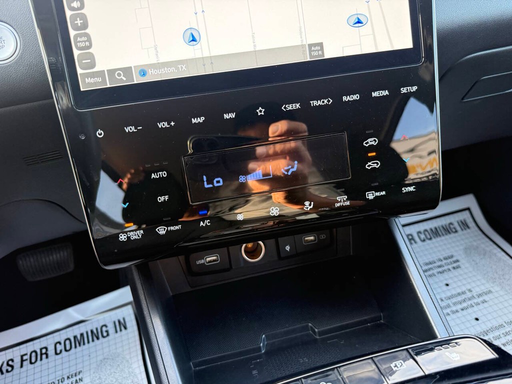 Hyundai Tucson Hybrid Vehicle Full-screen Gallery Image 27