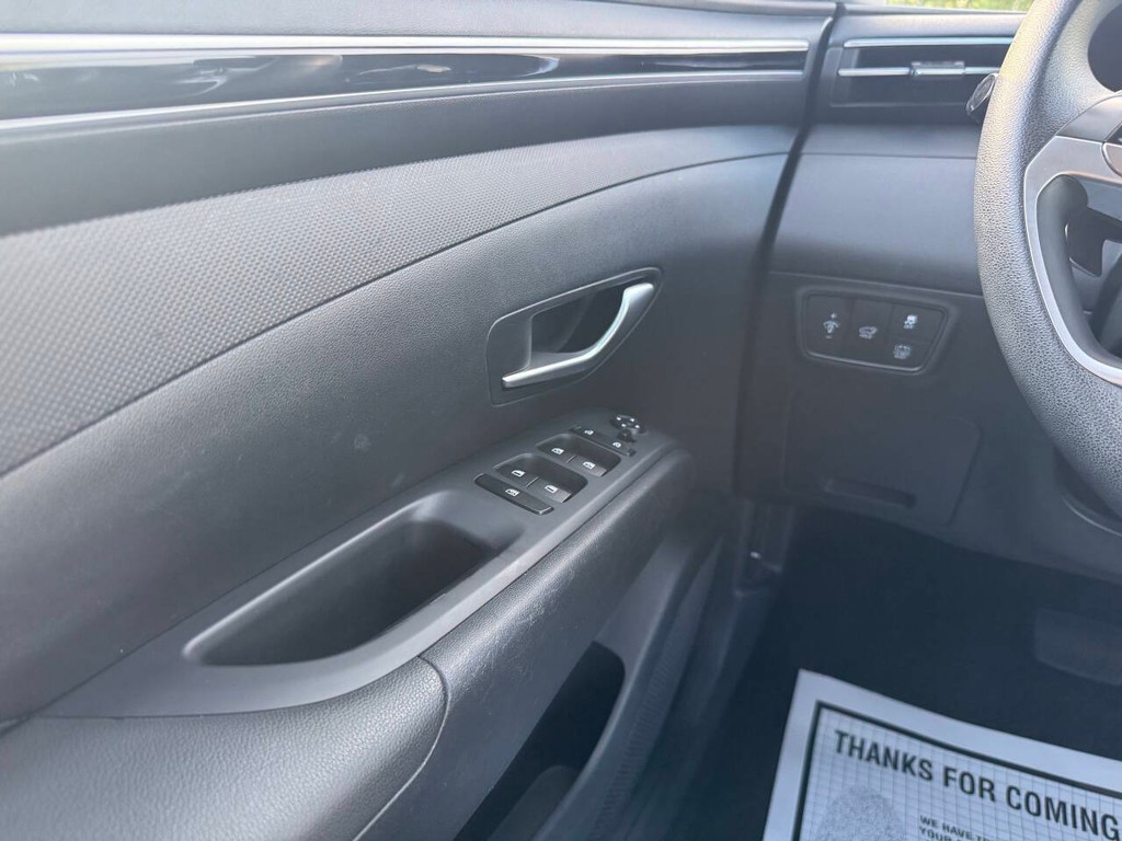 Hyundai Tucson Hybrid Vehicle Full-screen Gallery Image 29