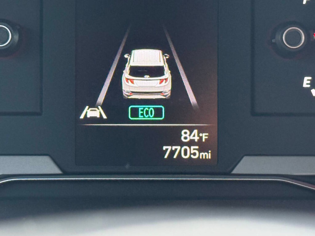 Hyundai Tucson Hybrid Vehicle Full-screen Gallery Image 30