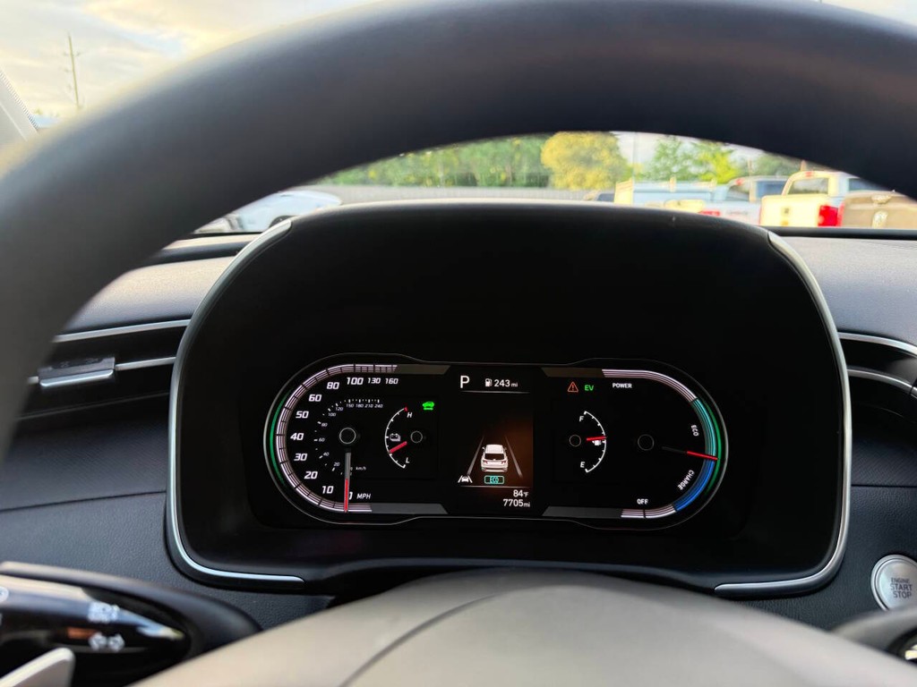 Hyundai Tucson Hybrid Vehicle Full-screen Gallery Image 31