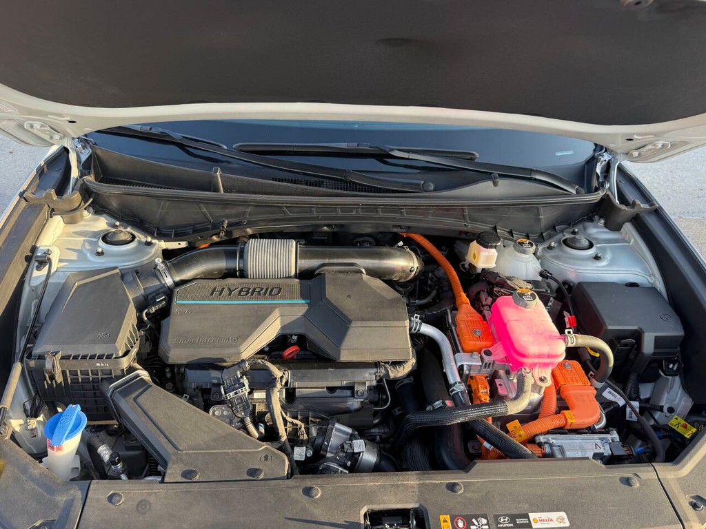 Hyundai Tucson Hybrid Vehicle Full-screen Gallery Image 33