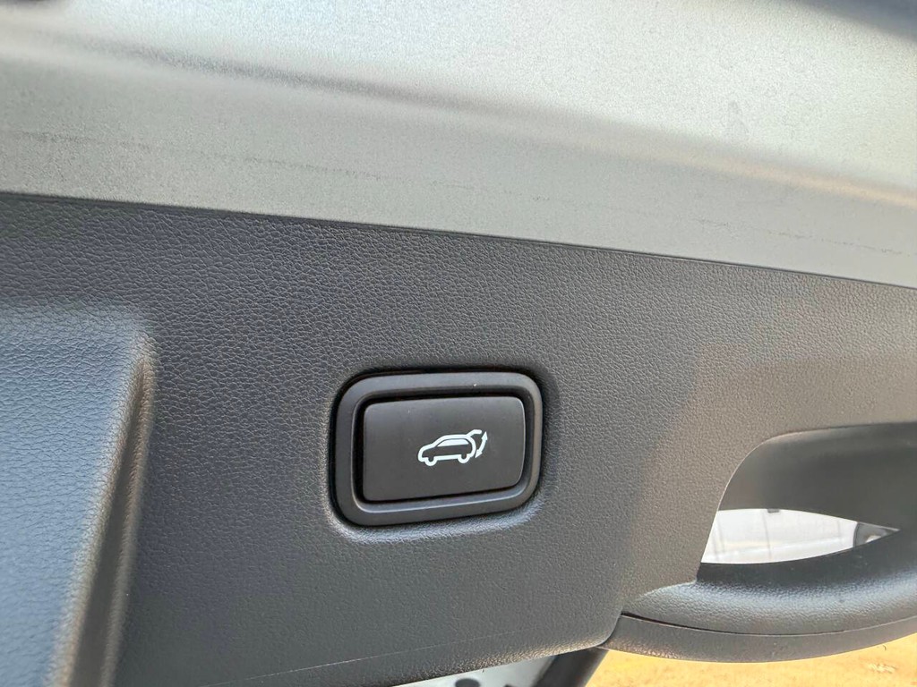 Hyundai Tucson Hybrid Vehicle Full-screen Gallery Image 36