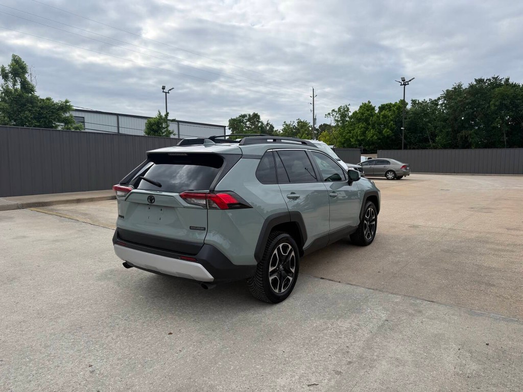 Toyota RAV4 Vehicle Full-screen Gallery Image 05