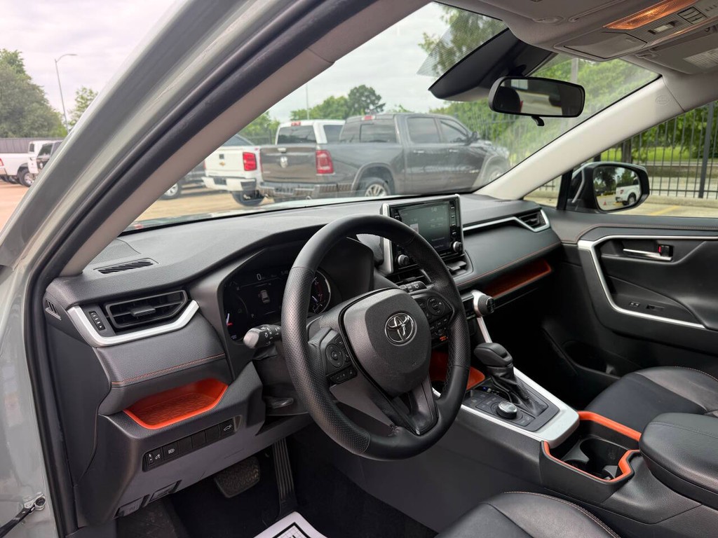 Toyota RAV4 Vehicle Full-screen Gallery Image 06