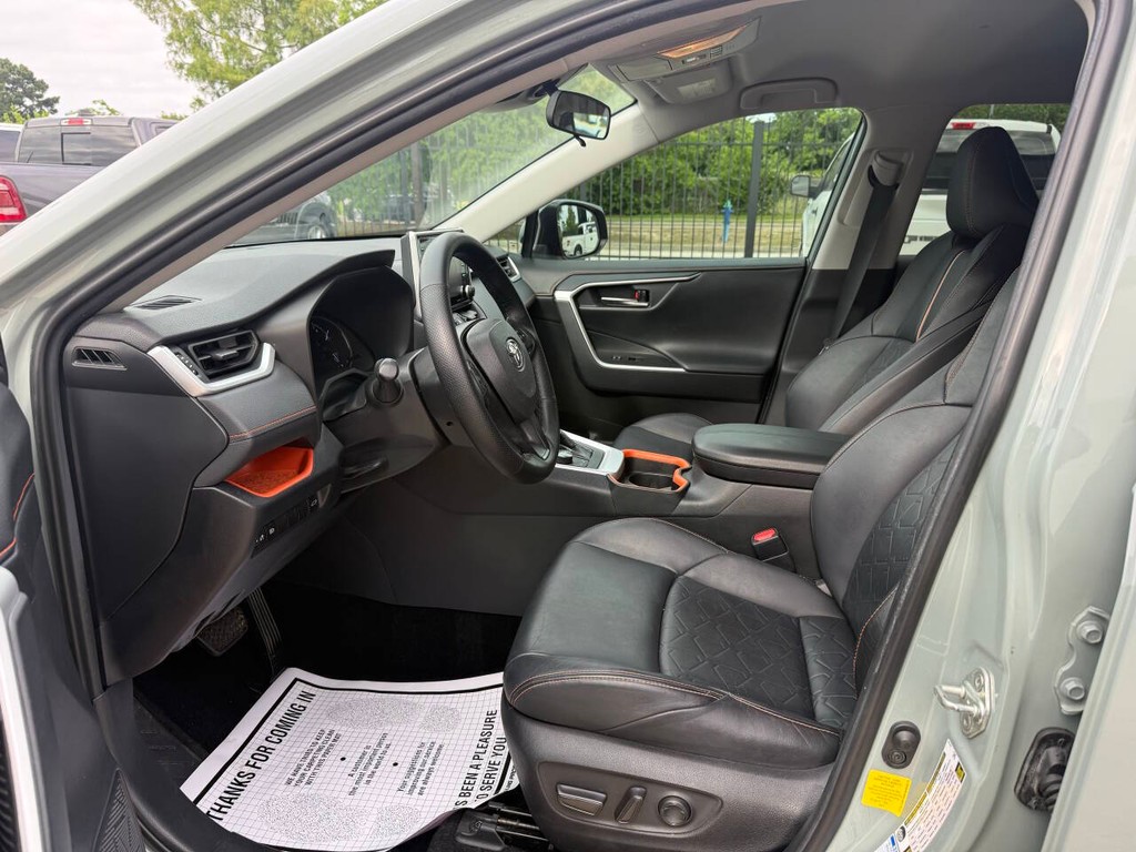 Toyota RAV4 Vehicle Full-screen Gallery Image 07