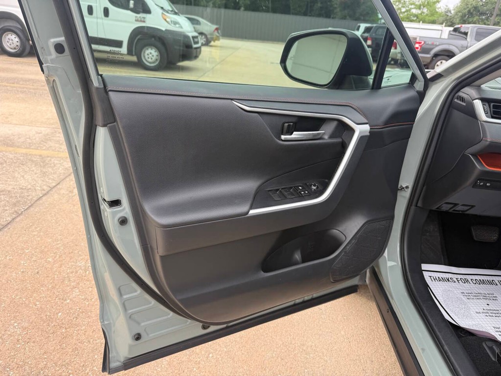 Toyota RAV4 Vehicle Full-screen Gallery Image 08