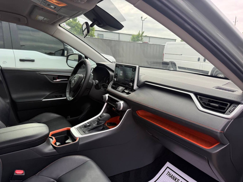 Toyota RAV4 Vehicle Full-screen Gallery Image 09