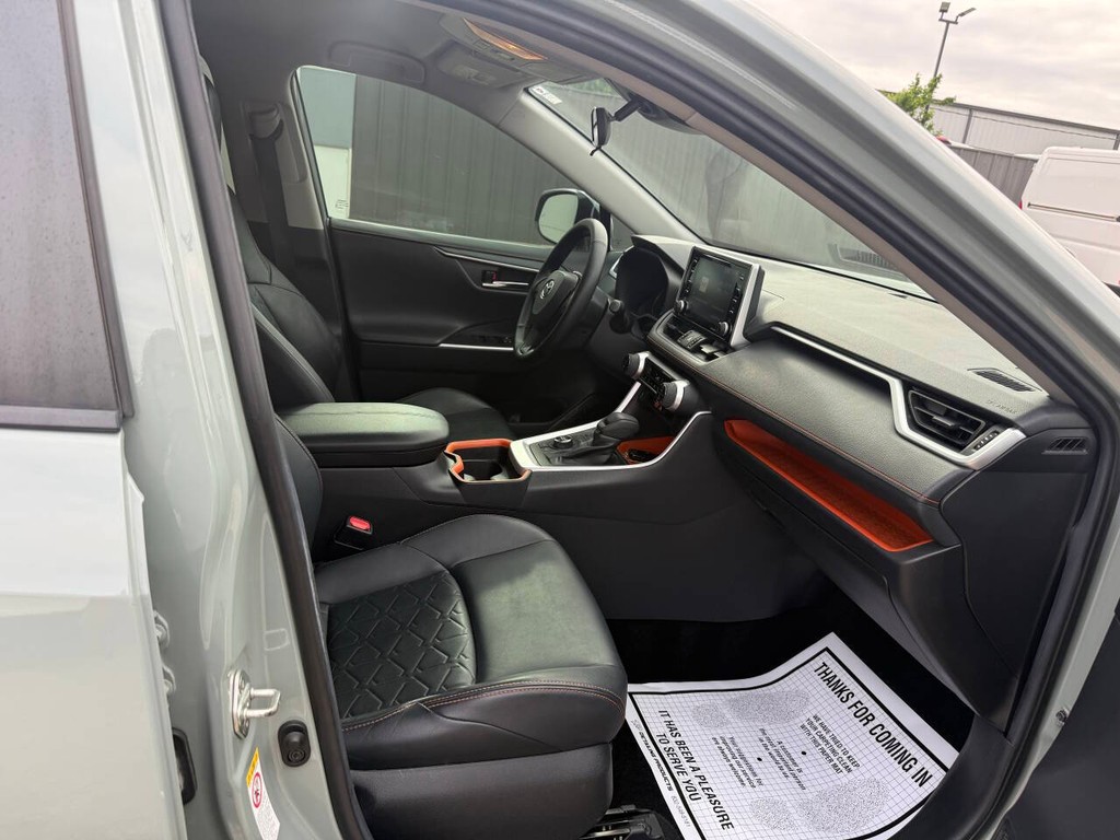 Toyota RAV4 Vehicle Full-screen Gallery Image 10