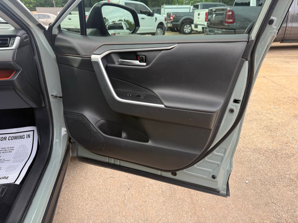 Toyota RAV4 Vehicle Full-screen Gallery Image 11