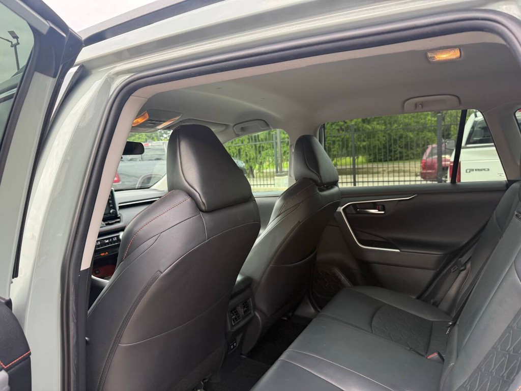 Toyota RAV4 Vehicle Full-screen Gallery Image 12