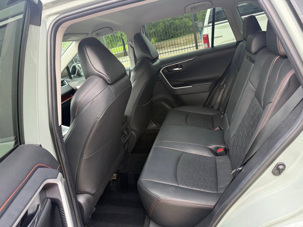 Toyota RAV4 Vehicle Full-screen Gallery Image 13
