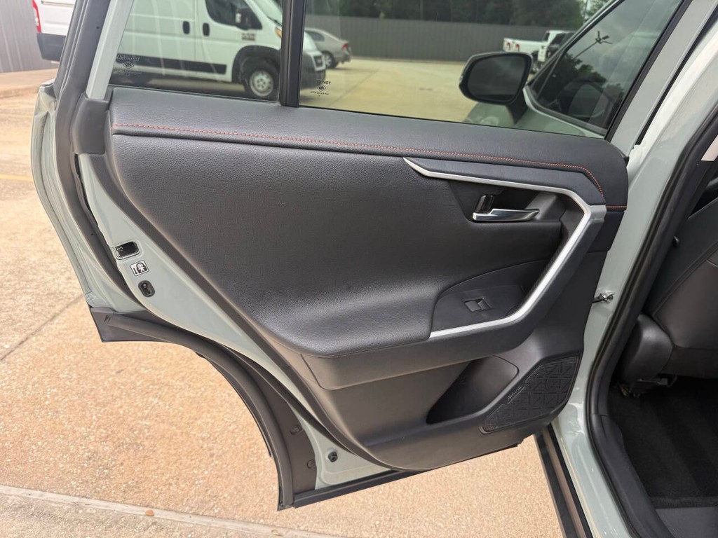 Toyota RAV4 Vehicle Full-screen Gallery Image 14