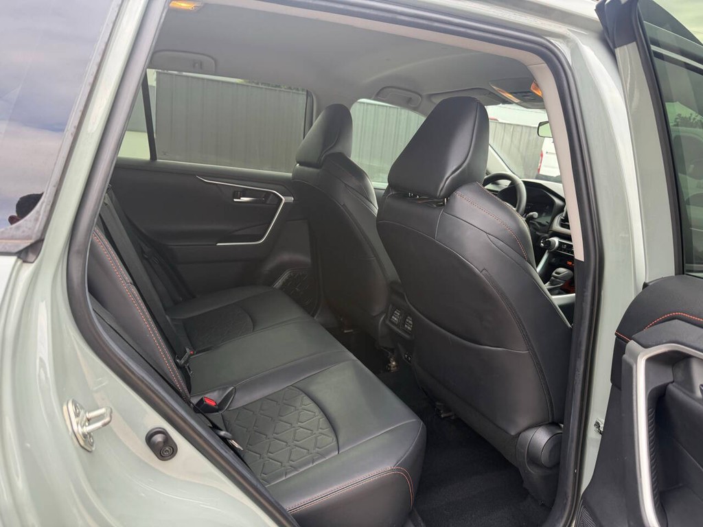 Toyota RAV4 Vehicle Full-screen Gallery Image 15