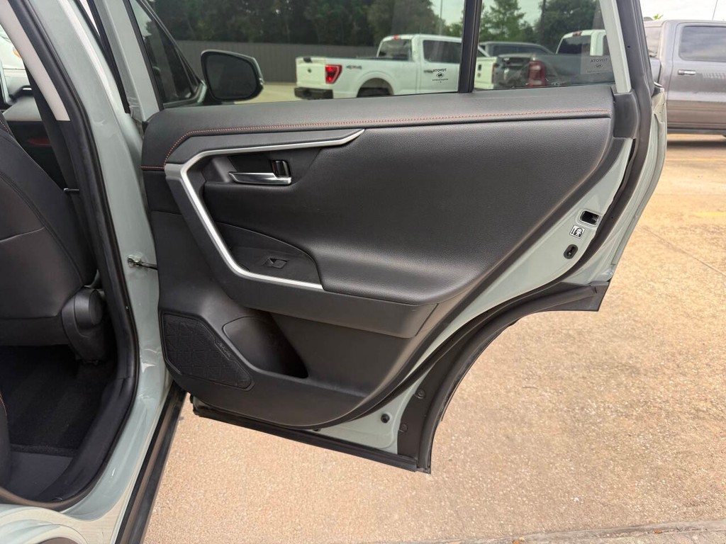Toyota RAV4 Vehicle Full-screen Gallery Image 16