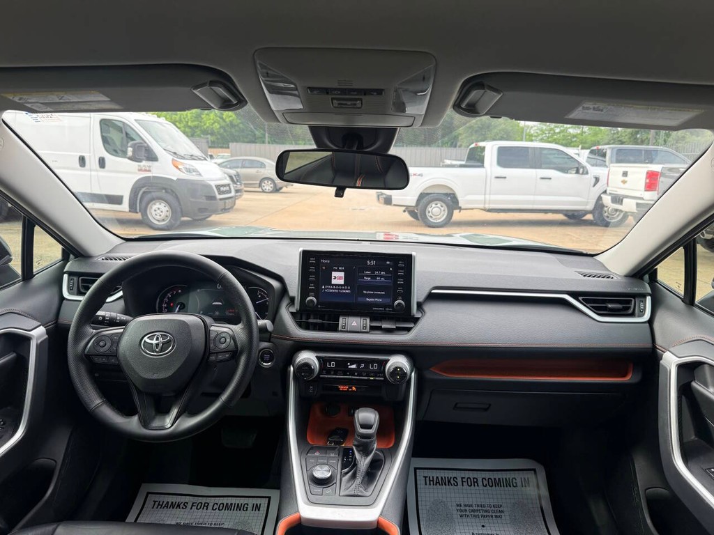 Toyota RAV4 Vehicle Full-screen Gallery Image 17