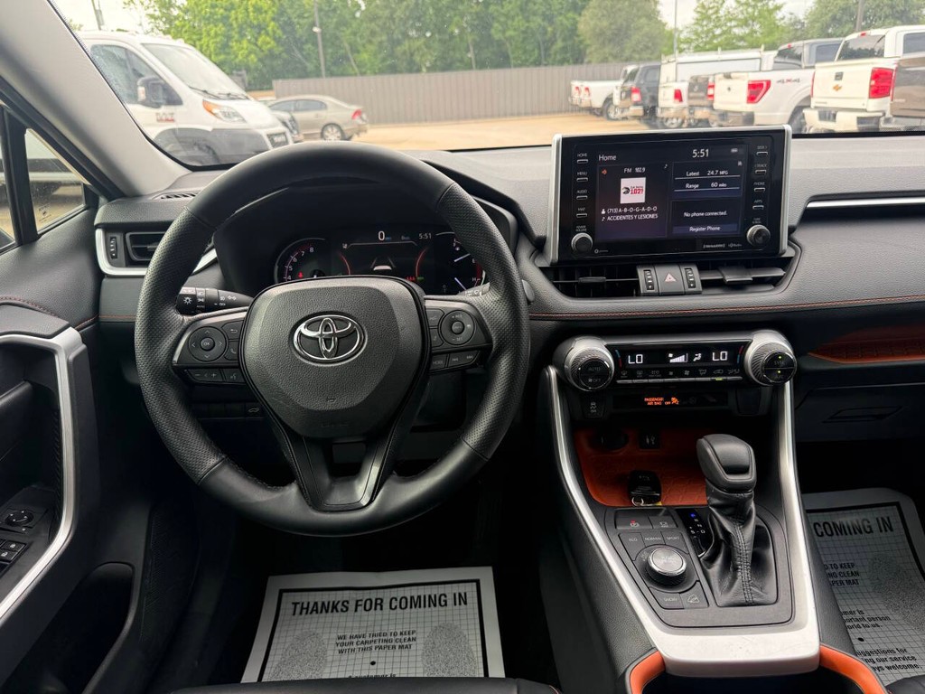Toyota RAV4 Vehicle Full-screen Gallery Image 21