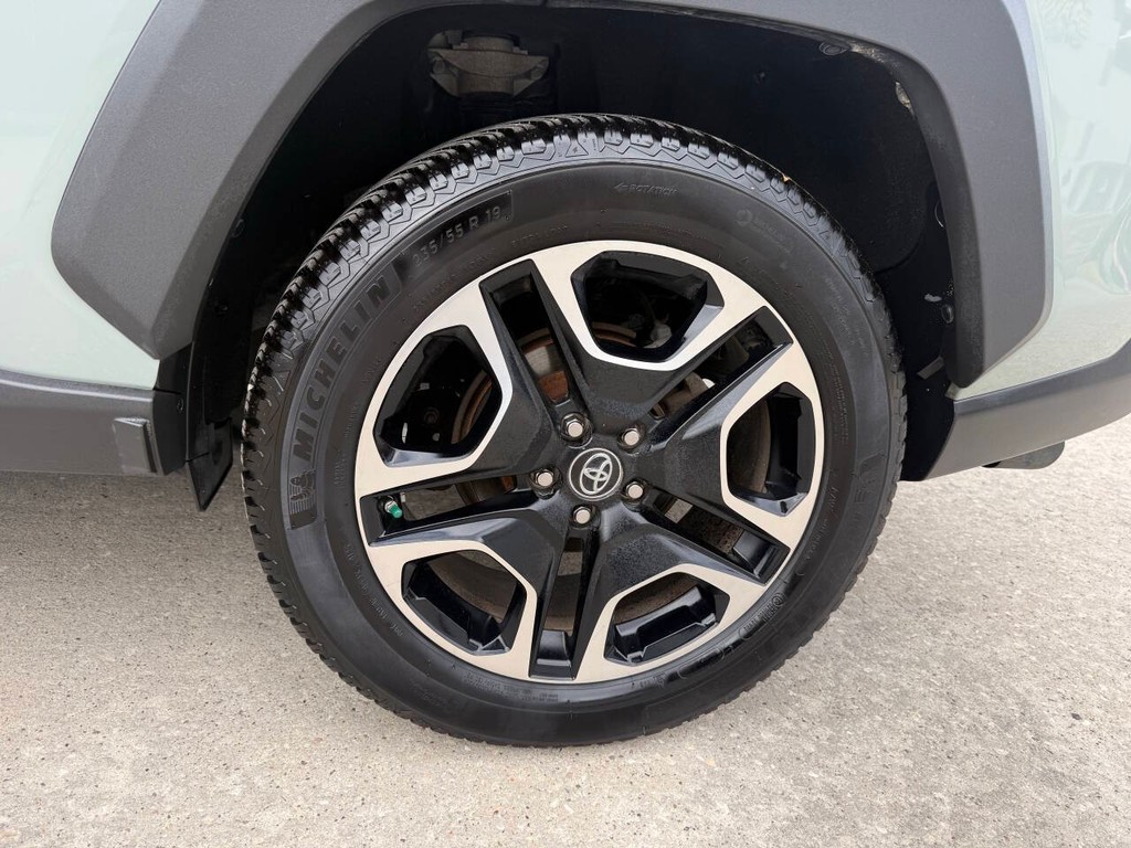 Toyota RAV4 Vehicle Full-screen Gallery Image 33