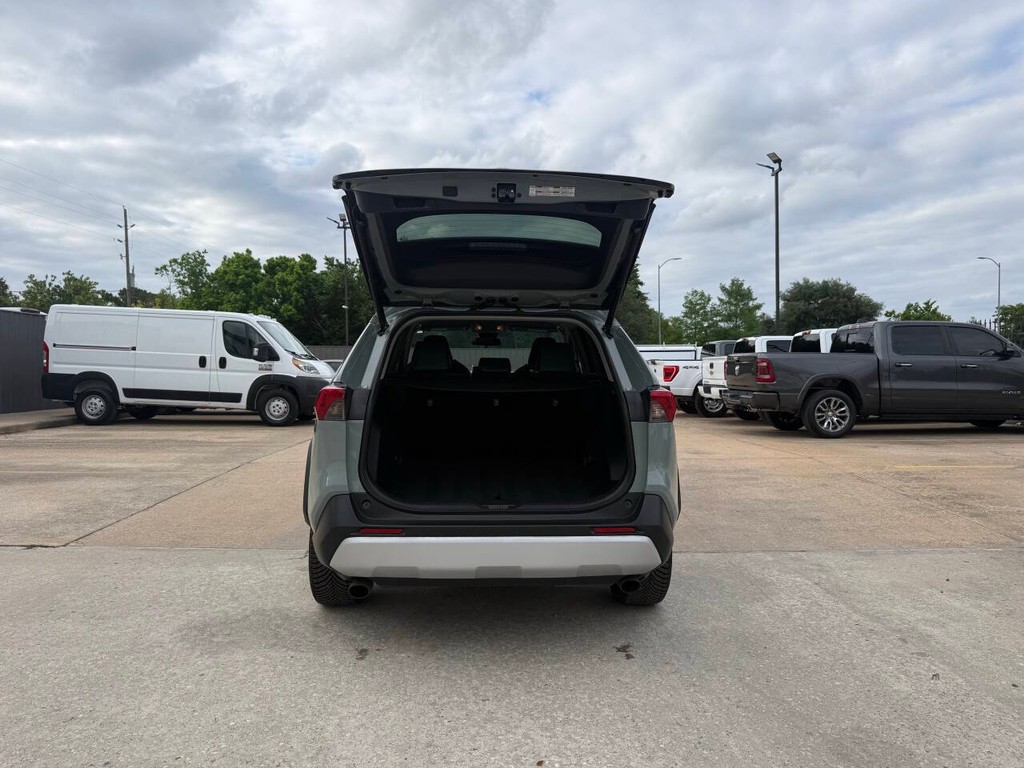 Toyota RAV4 Vehicle Full-screen Gallery Image 34