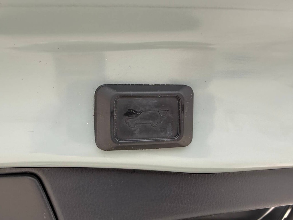 Toyota RAV4 Vehicle Full-screen Gallery Image 35