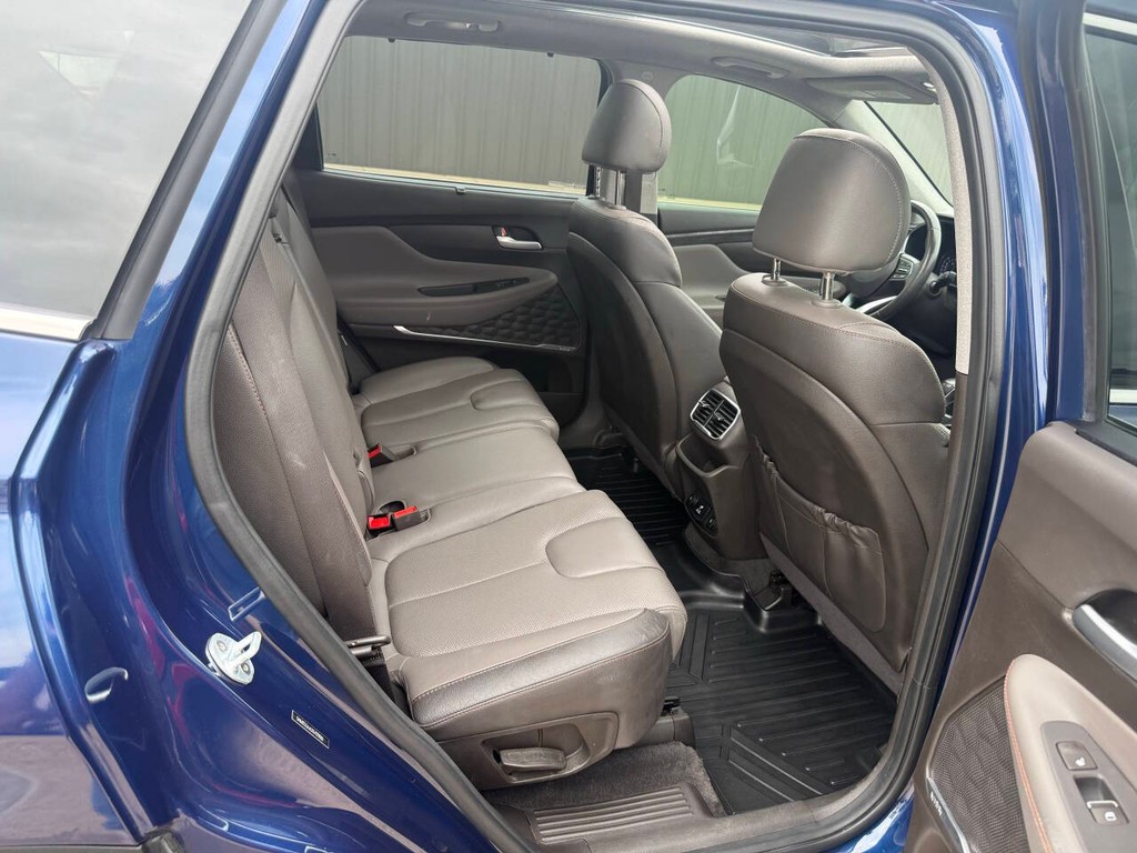 Hyundai Santa Fe Vehicle Full-screen Gallery Image 15