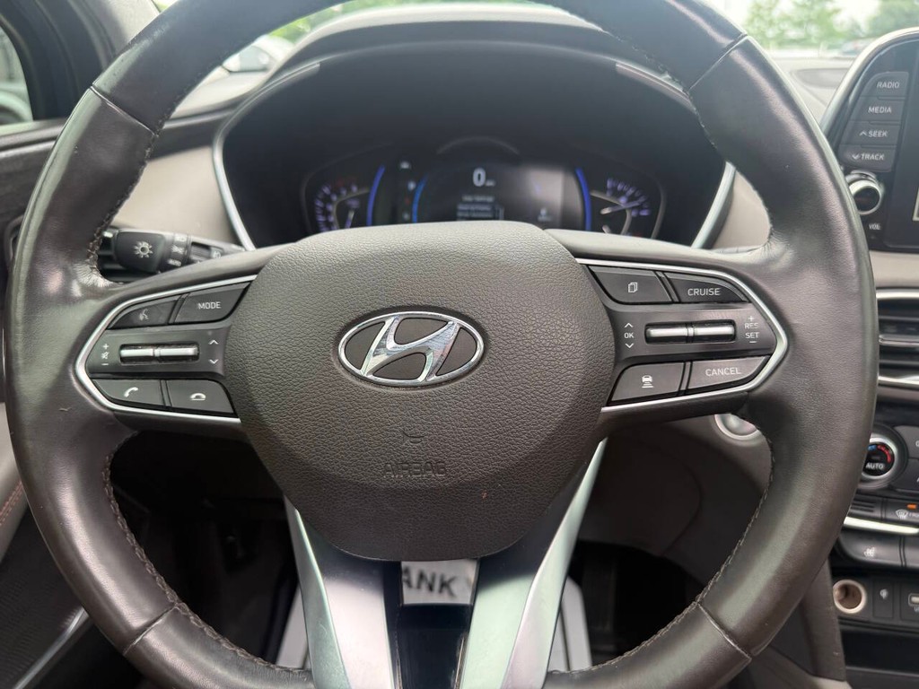 Hyundai Santa Fe Vehicle Full-screen Gallery Image 23