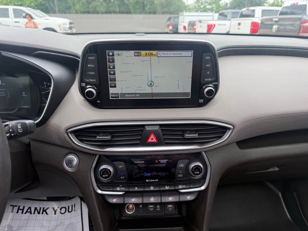 Hyundai Santa Fe Vehicle Full-screen Gallery Image 24
