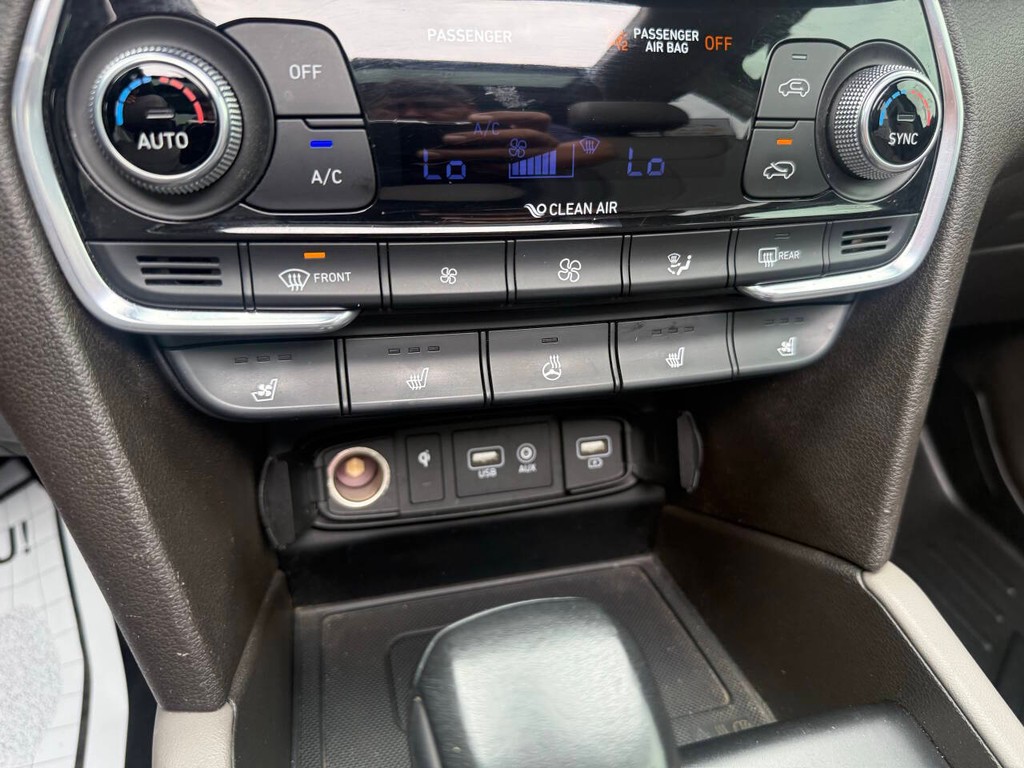 Hyundai Santa Fe Vehicle Full-screen Gallery Image 28