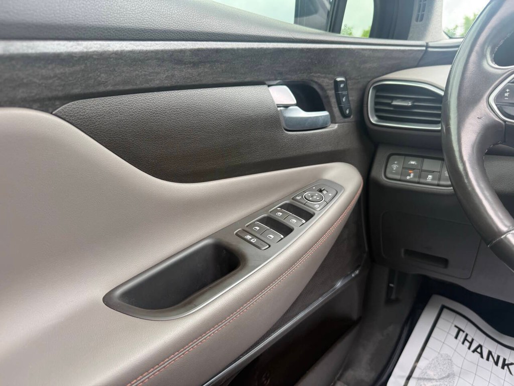 Hyundai Santa Fe Vehicle Full-screen Gallery Image 30