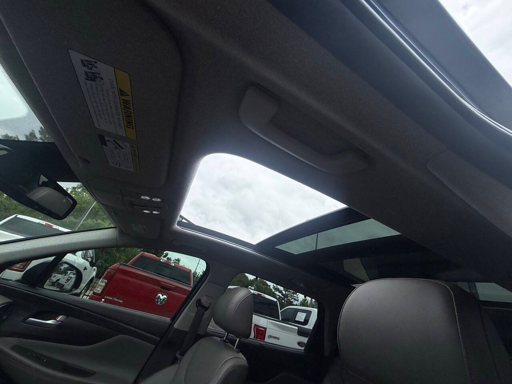 Hyundai Santa Fe Vehicle Full-screen Gallery Image 31