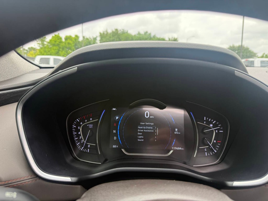 Hyundai Santa Fe Vehicle Full-screen Gallery Image 32