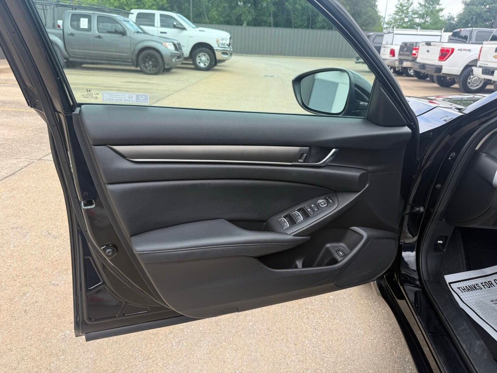 Honda Accord Vehicle Full-screen Gallery Image 08