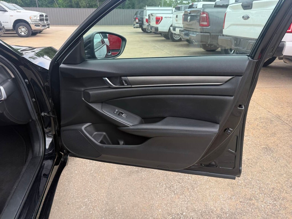Honda Accord Vehicle Full-screen Gallery Image 11