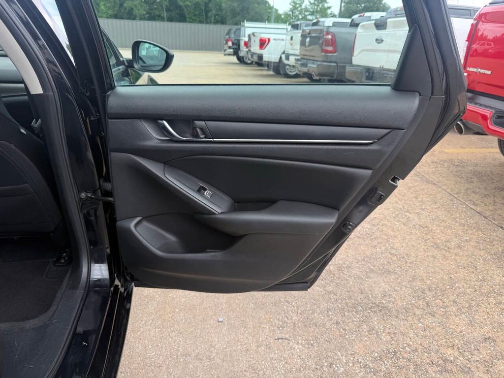 Honda Accord Vehicle Full-screen Gallery Image 16