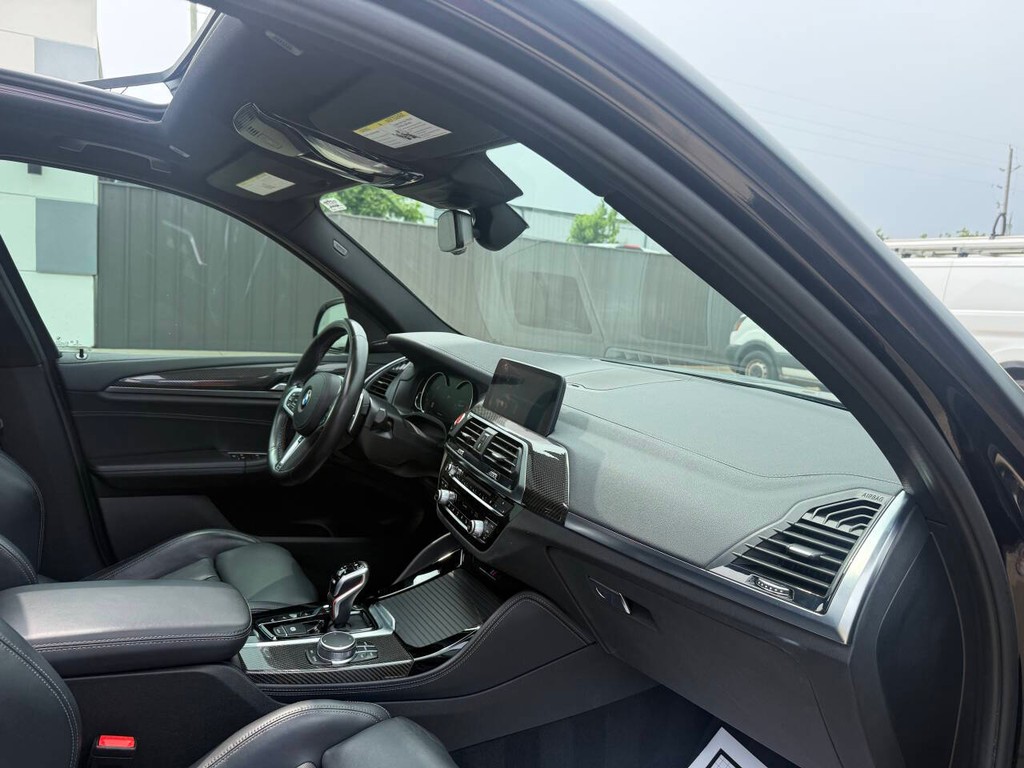 BMW X3 M Vehicle Full-screen Gallery Image 09