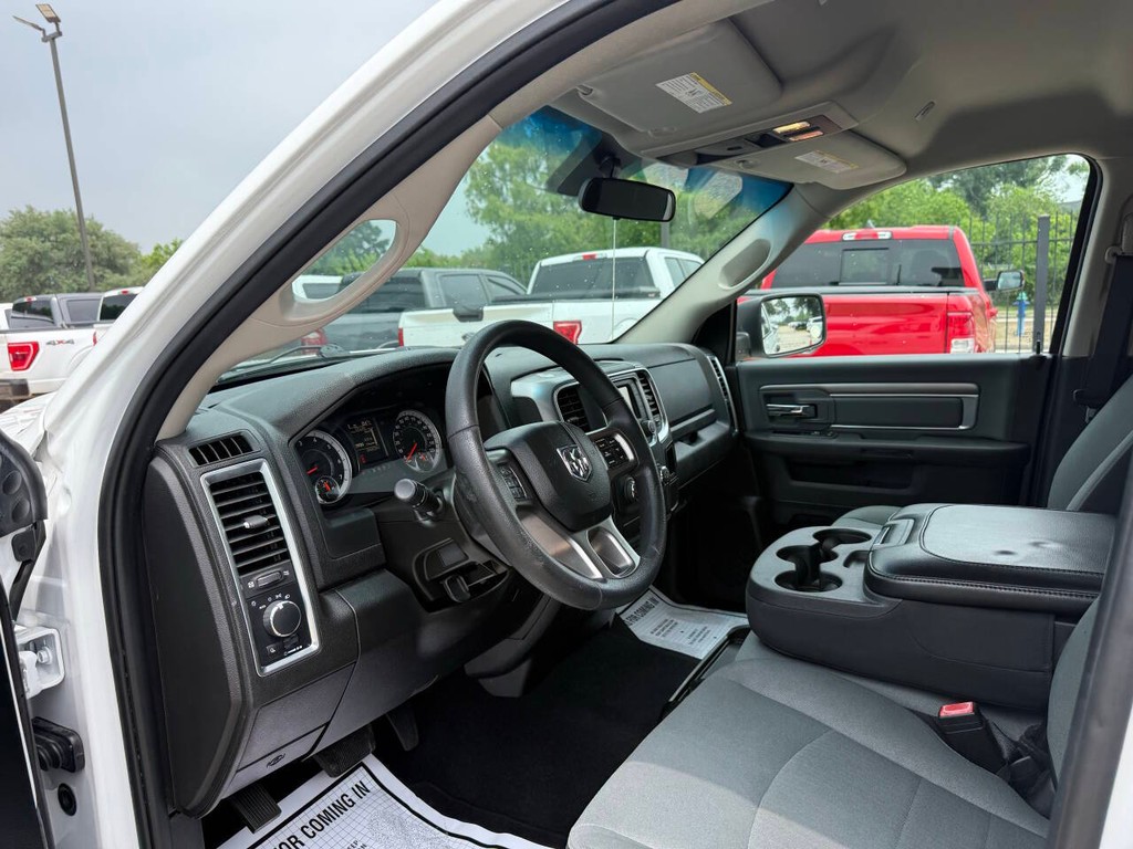 Ram 1500 Classic Vehicle Full-screen Gallery Image 06