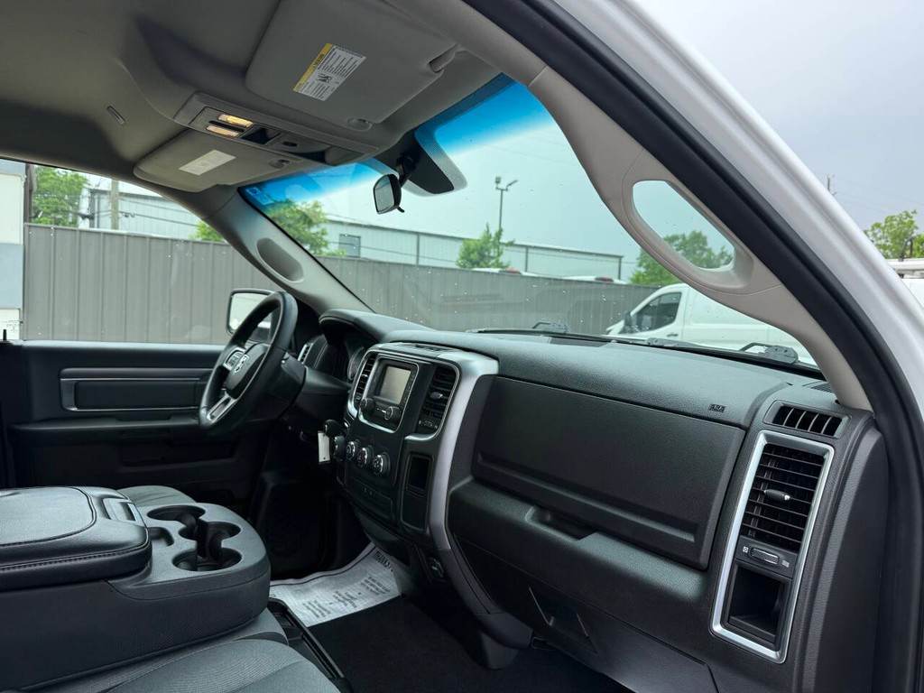 Ram 1500 Classic Vehicle Full-screen Gallery Image 09