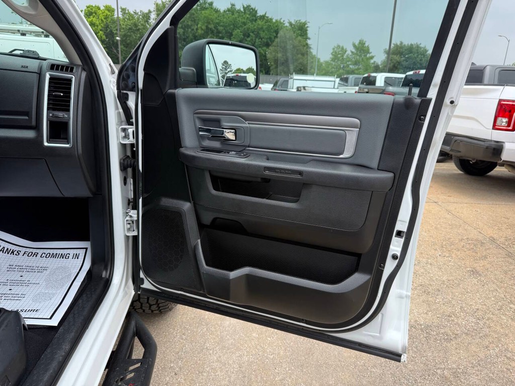Ram 1500 Classic Vehicle Full-screen Gallery Image 11