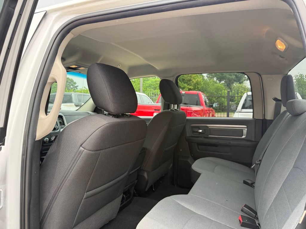 Ram 1500 Classic Vehicle Full-screen Gallery Image 12