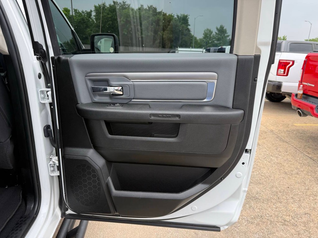 Ram 1500 Classic Vehicle Full-screen Gallery Image 16