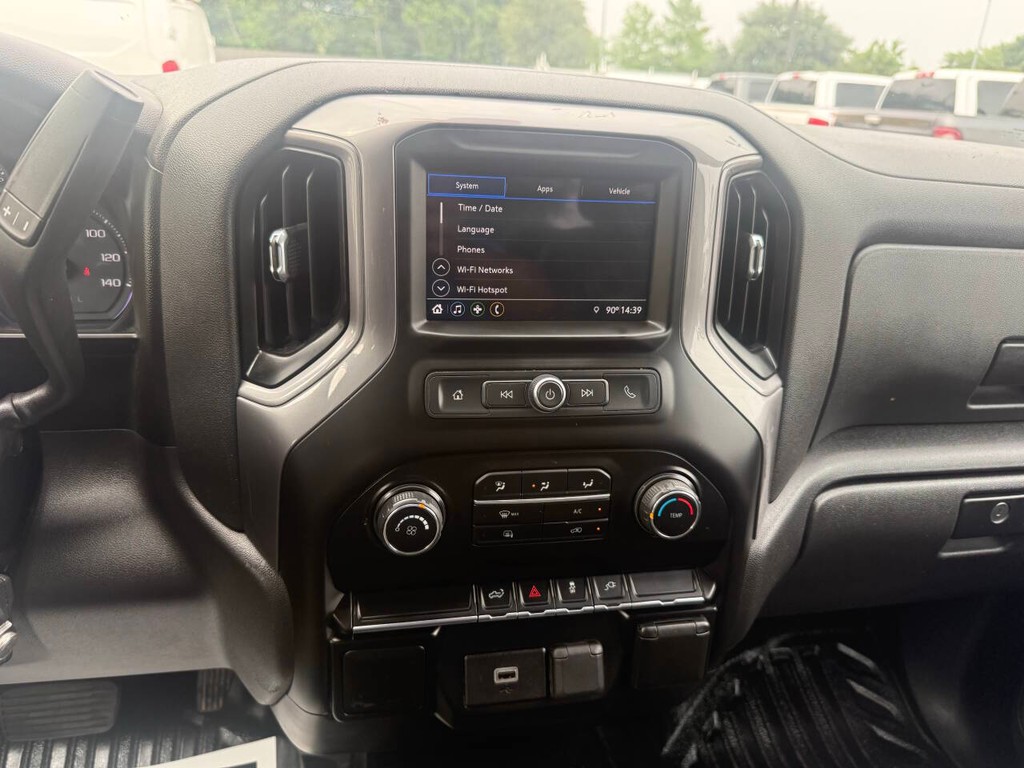 Chevrolet Silverado 1500 Vehicle Full-screen Gallery Image 24