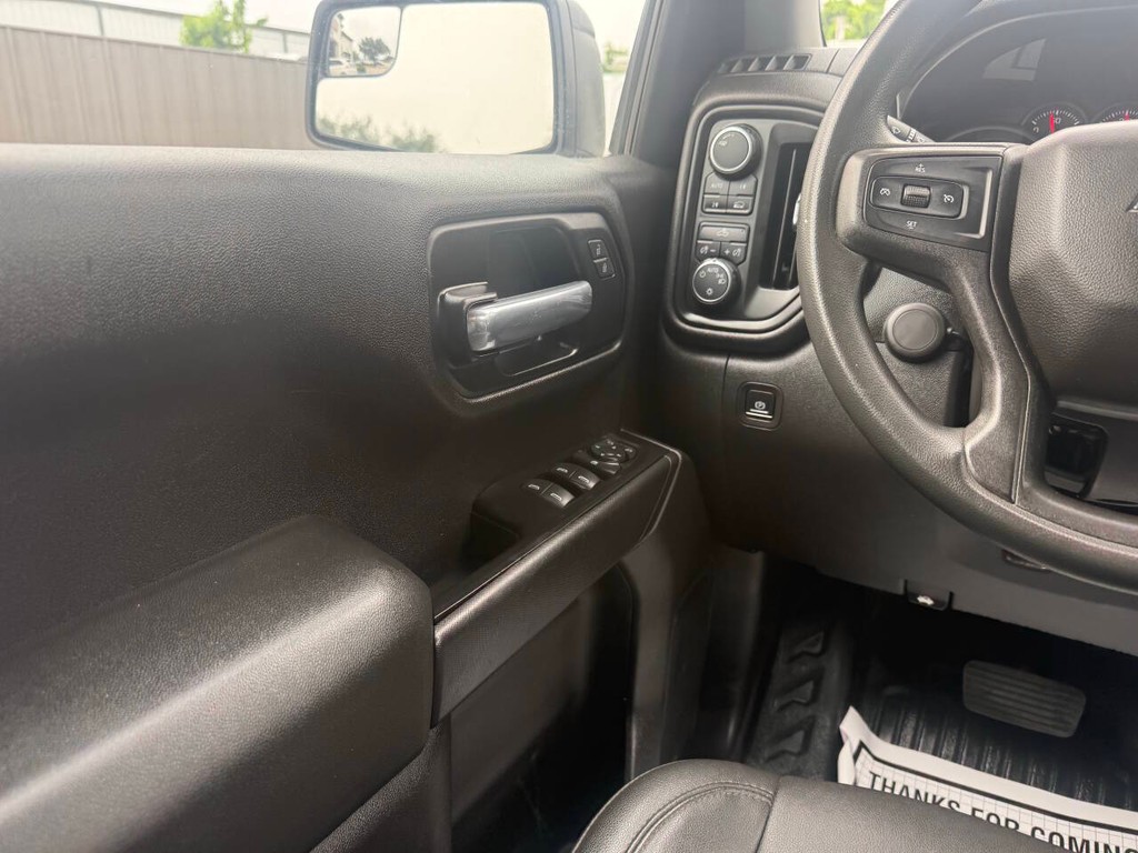 Chevrolet Silverado 1500 Vehicle Full-screen Gallery Image 30