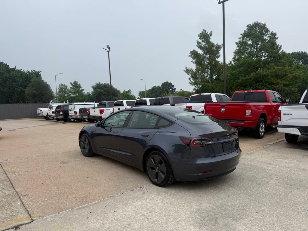 Tesla Model 3 Vehicle Full-screen Gallery Image 04