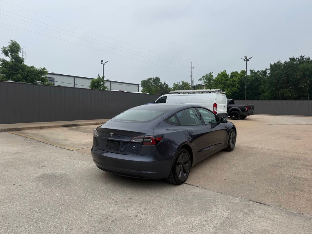 Tesla Model 3 Vehicle Full-screen Gallery Image 05