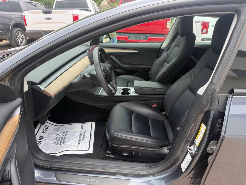 Tesla Model 3 Vehicle Full-screen Gallery Image 07