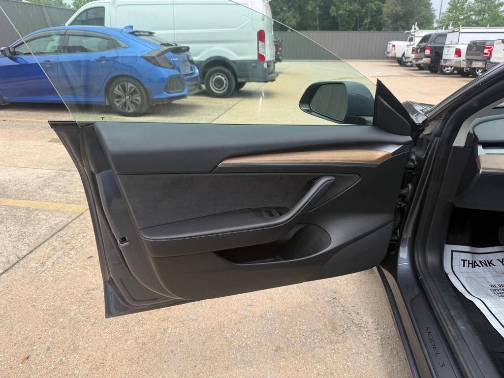 Tesla Model 3 Vehicle Full-screen Gallery Image 08